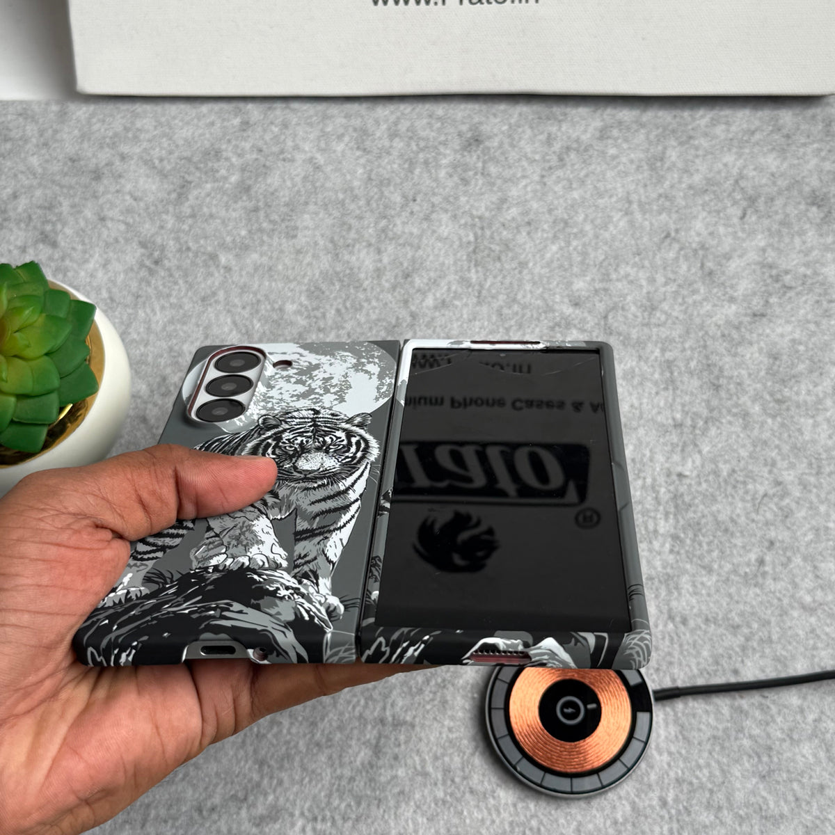 Samsung Galaxy Z Fold 5 Carbon Fiber Texture Tiger Lion Design Hard Pc MagSafe Case Cover