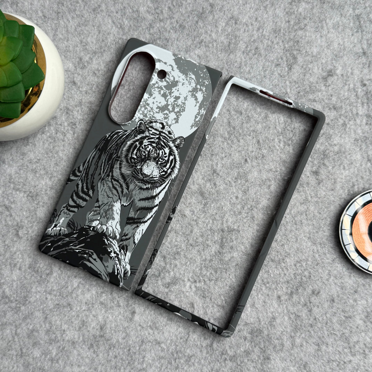 Samsung Galaxy Z Fold 5 Carbon Fiber Texture Tiger Lion Design Hard Pc MagSafe Case Cover