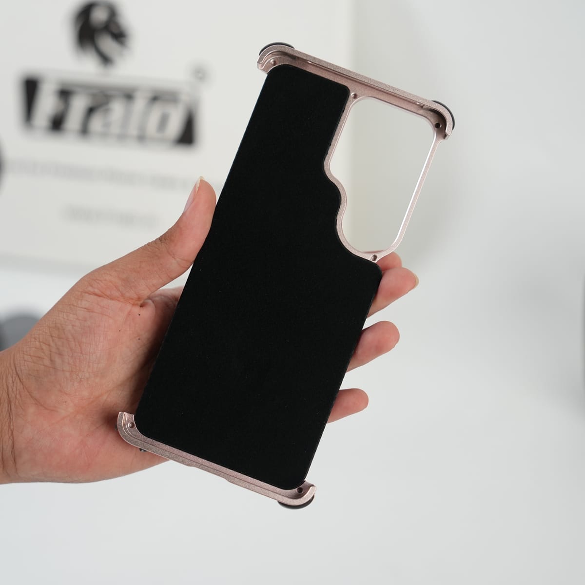 FRATO Aeroflex Metal Galaxy S26 Ultra Carbon Texture Frameless Metal Kickstand Case